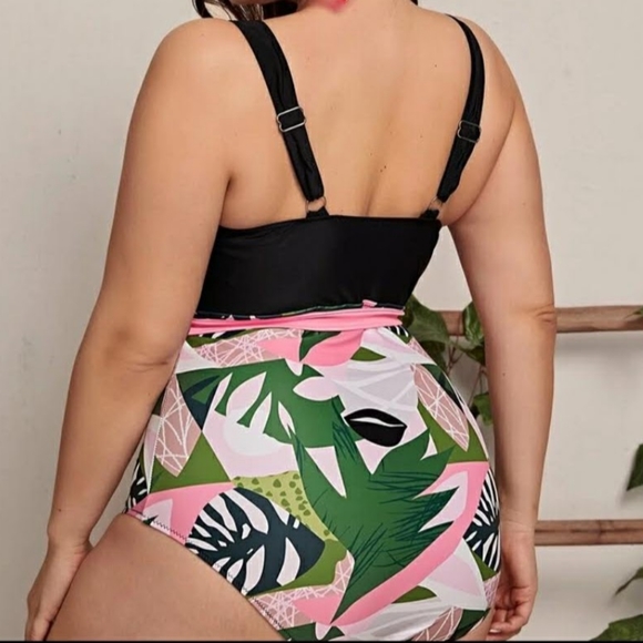 Very Flattering Plus Size Swim Suit - Picture 2 of 3